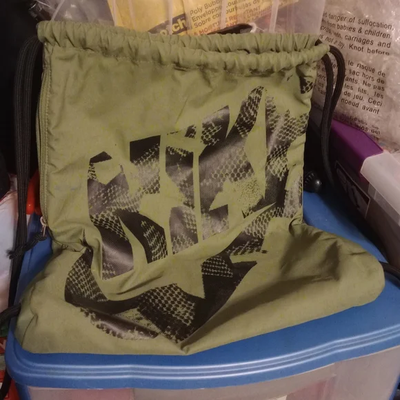 GREEN NIKE DRAWSTRING BAG AND NIKE TRACK AND FIELD SHOEBAG - Picture 1 of 14